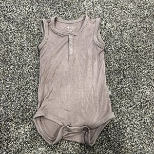 GUC Sleeveless Kyte Baby Bodysuit in Mushroom